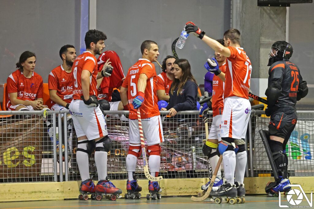 Marina Pérez, la única entrenadora de un equipo masculino en hockey patines nacional